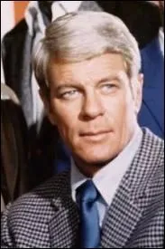Ce Jim �tait immanquablement pourvu d'un enregistreur qui s'auto-d�truisait. C'est Peter Graves qui joue ce Jim Phelps, mais qui tient son r�le dans le film de Brian de Palma ?