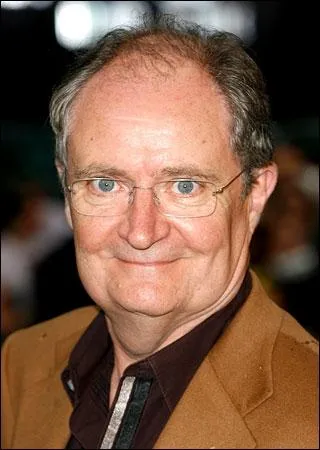 Ce grand acteur anglais Jim Broadbent a jou� le peu courageux Professeur Slughorn dans Harry Potter. Quel art enseigne ce Professeur de magie � Poudlard ?