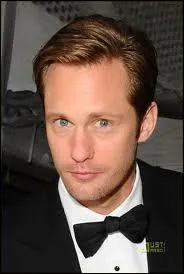 C'est la nouvelle star TV, dans un rle o il n'est pas aussi lgant,  tous points de vue ! Qui est ce vampire de srie ?