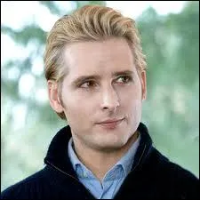 Encore un malheureux, teint en blond pour le rle du vampire anglais Carlisle Cullen, alors qu'il est trs fonc de cheveux dans la vie, Peter Facinelli. Aprs un passage dans Damages, on peut le voir