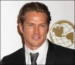 Si si, vous le connaissez ce beau blond, Jason Lewis, avec des cheveux un peu plus longs et des tenues un peu moins couvrantes... Il est celui qui n'est pas arriv  temps pour dguster les sushis, le petit ami...