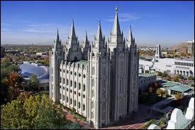 Cette communauté religieuse fondée au 19ème siècle est appelée également 'Eglise de J. C. des Saints des derniers jours'. Son siège se trouve à Salt Lake City.