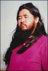 Cette secte japonaise a perptr en 1995 des attentats au gaz sarin dans le mtro de Tokyo, faisant 12 morts. Son gourou est un non-voyant qui se fait baiser l'orteil par ses adeptes.