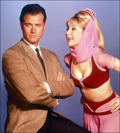 Un peu pomp... , pardon calque, sur la srie Ma sorcire bien-aime, voici Jinny de mes rves, avec l'actrice blondissime Barbara Eden. A qui Jinny est-elle marie ?