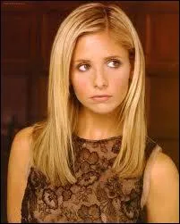 Cette blondinette lycenne, Buffy, n'a pas vraiment le physique de l'emploi. Quelle est sa vocation ?