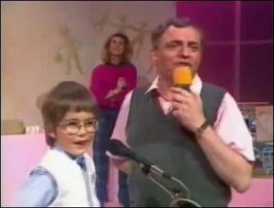Des enfants devaient interprter, chacun  leur tour, une chanson de l'invit. Cette mission dominicale tait prsente par Jacques Martin :