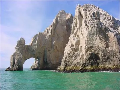 Dans le mange, les cavaliers sont ...