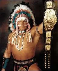 Il a fait ses dbuts  la WWF en 1989. Qui est cet indien ?