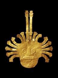 Ce masque funéraire d'origine Nazca a été retrouvé dans une tombe. Il est orné de seize serpents, dont deux sont prolongés par des oiseaux. De combien de grammes d'or est-il composé ?
