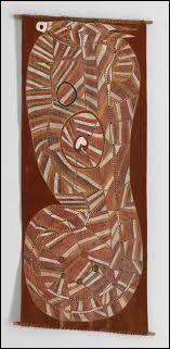 Ce 'Serpent arc-en-ciel à cornes' est une oeuvre aborigène peinte sur une écorce. Il faut chercher la tête pour suivre le cheminement du serpent. Que représente t-il aux yeux des Aborigènes ?
