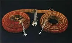 Ce rouleau de monnaie provient des Iles Salomon. C'est un objet qui s'change pour obtenir un bien ou une alliance entre tribus. De quoi est-il fait ?