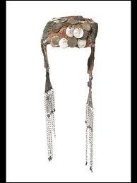 Cette coiffe de mariée est composée de pièces de monnaie, de perles de corail et de perles bleues. Elle symbolise le statut social et l'appartenance à une tribu. De quel pays provient-elle ?