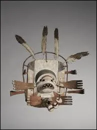 Ce masque Inuit provenant d'Alaska, reprsente un visage mi-homme mi-phoque. Il est compos de bois peint et de plumes. Comment s'appelle cette oeuvre ?