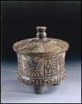 Ce vase mexicain en terre cuite, provenant du site Teotihuacan (ancêtre des Aztèques) a été trouvé dans la tombe d'un guerrier. Quels sont les trois motifs qui ornent ce vase ?