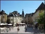 Les habitants de Sarlat-la-Canda ( 24 ) se nomment les Sarlatais, Sarlataises.
