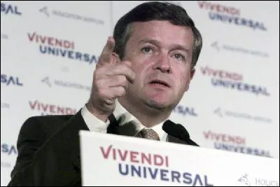 C'est vrai que d'un autre côté, les Fatals Picards, parfois ils sont gentils ! En 2003, Ils ont fait une chanson pour sauver Vivendi et son patron...