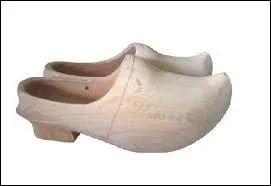 Compltez la chanson : 'En passant par... . . avec mes sabots'.