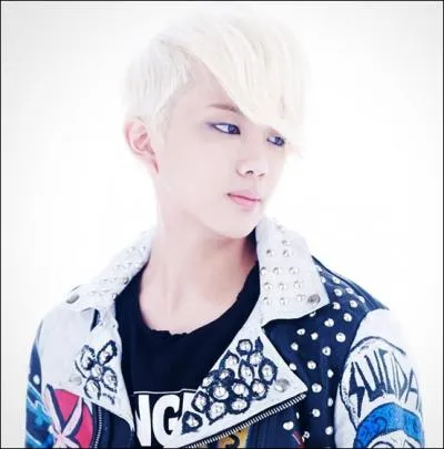 Qui est chanteur et est n le 24 janvier 1994 ?