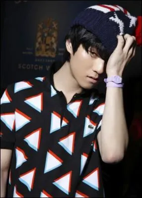 Qui est chanteur et est n le 28 fvrier 1992 ?