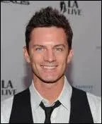 Qui tait le prsentateur de Shake it up avant la saison 3 ?