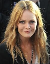 Dans quel clip de Vanessa Paradis peut-on voir une guitariste aux seins nus ?