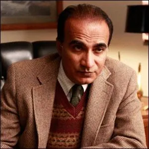 Comment Sue arrive-t-elle  faire chanter le principal ?