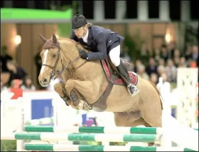 C'est l'un des fils de Tot du Semilly. Il commence les concours sous la selle de Michel Hcart puis sous la selle d'Edwina Alexander. Ce magnifique talon n'est autre que :