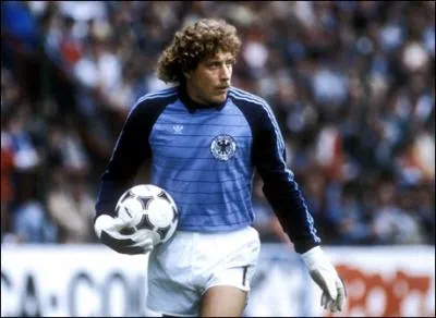 En juillet 1982, quel footballeur franais, ce gardien a-t-il agress ?
