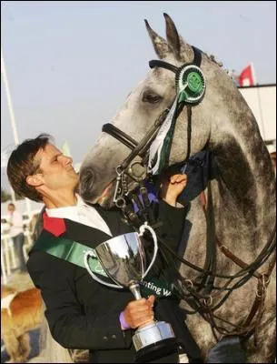 Ce cheval de concours complet est mont par le clbre cavalier Nicolas Touzaint. Il est devenu un champion olympique par quipe en 2004. C'est :