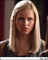 Quand Rebekah se rveille, elle a une robe :