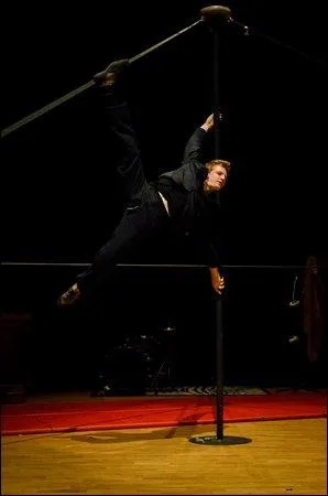 Fix au sol, l'acrobate volue pourtant dans les airs. .