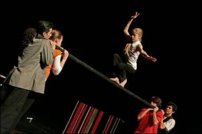 Cette jeune fille pratique...