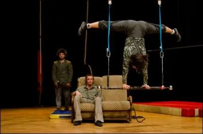 Arien dont la barre octogonale permet aux acrobates d'y faire des figures sur la tte, quel est cet agrs ?