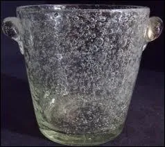 D'o vient cette pice en verre souffl trs caractristique ?