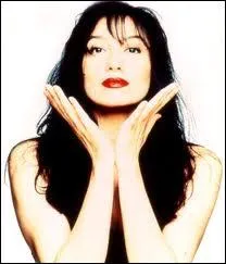 Qui a chant Piensa en mi (chanson du film Talons aiguilles) ?