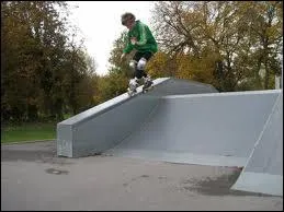 Voici venir les grinds, c'est un peu pareil que les slides sauf que l, un roller est sur la partie 'Soulplate' sur le ct droit du roller et l'autre patin reste sur le H-Block, quel est ce grind ?