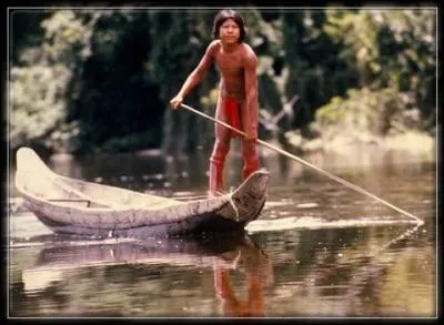 'Petit Indien s'en allait, sur son joli cano, et tout le long il chantait oh, Au rythme de sa pagaie, voguant vers sa bien-aime ... '. Quel chanteur n en Guyane chantait a au dbut des annes 50 ?
