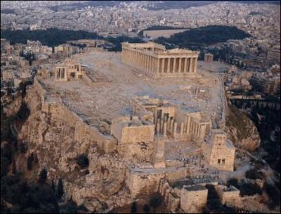 Comment s'appelle le plus gros temple sur l'Acropole ?