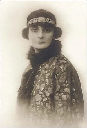 La fort, les tangs et les plaines fcondes / Ont plus touch mes yeux que les regards humains. / Je me suis appuye  la beaut du monde / Et j'ai tenu l'odeur des saisons dans mes mains.