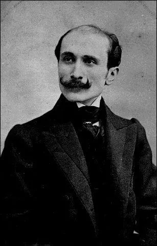 C'est un petit chat noir, effront comme un page. / Je le laisse jouer sur ma table, souvent. / Quelquefois il s'assied sans faire de tapage, / On dirait un joli presse-papier vivant.