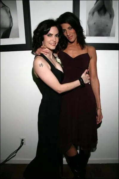 L'actrice ouvertement lesbienne Jill Bennett est aujourd'hui en couple avec une autre actrice rencontre sur le tournage de 'And Then Came Lola' :