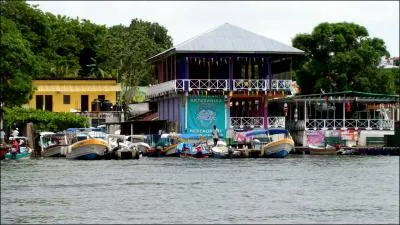 Une ville de l'extrme, situe au bord de la mer des Carabes, accessible seulement par voie maritime. Quel est le nom de cette ville ?