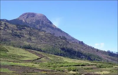 Pour finir, connaissez-vous le nom du volcan dont le sommet (le plus haut du pays) culmine  plus de 4000 mtres ?