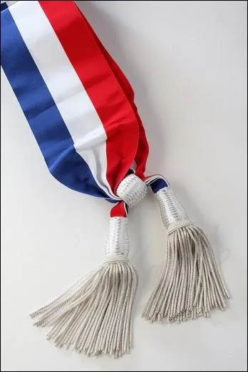 Sur quelle paule, le maire doit-il poser ce symbole rpublicain ?