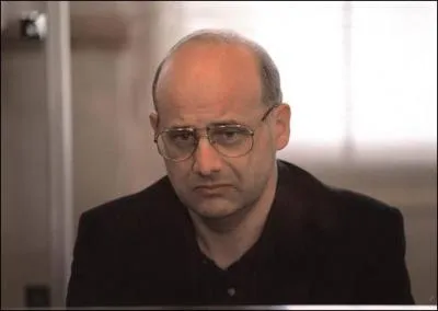 Tandis que sa vie de mensonges va s'crouler comme un chteau de cartes, cet homme commet l'impensable en liminant de sang-froid toute sa famille. De qui s'agit-il ?