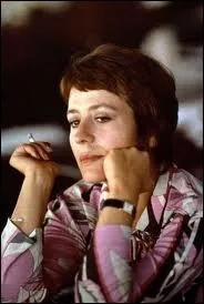 Avant d'entrer au conservatoire, quelles tudes faisait Annie Girardot ?