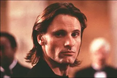 De quelle actrice est-il l'amant dans 'Meurtre parfait' ?