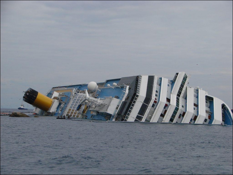 Où le ferry Costa Concordia a-t-il fait naufrage le 13 janvier ?