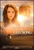 Au ct de qui joue-t-elle dans le film 'The last song' ?