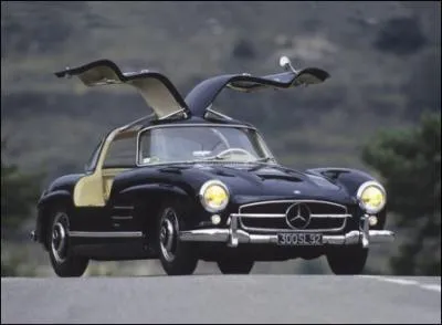 Les portes 'papillons' en 1954 ! C'est la Mercedes...